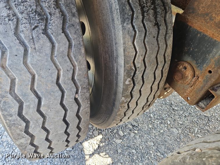 image for item OK9981 2000 Heil pneumatic dry bulk trailer