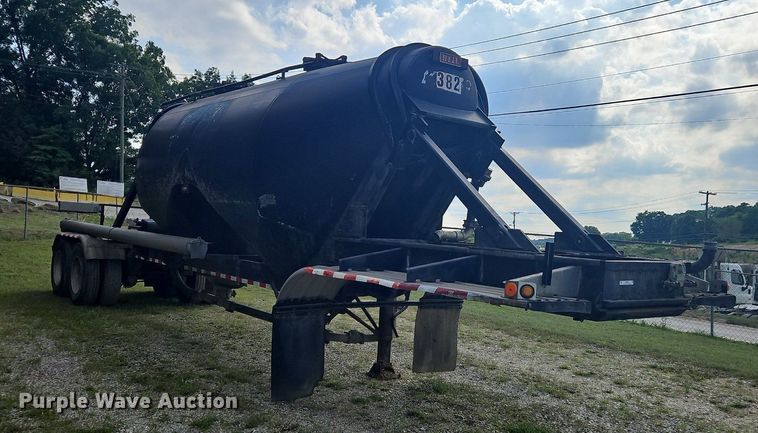 image for item OK9982 2000 Heil pneumatic dry bulk trailer