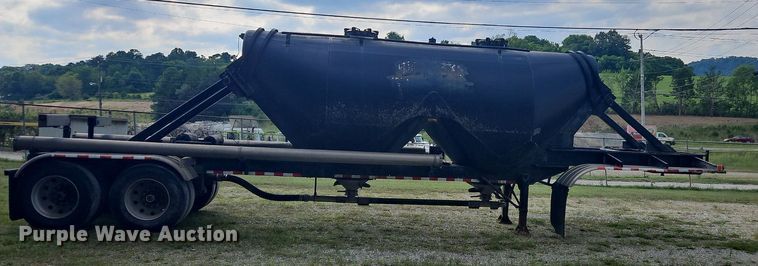 image for item OK9982 2000 Heil pneumatic dry bulk trailer