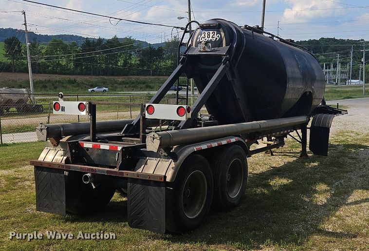 image for item OK9982 2000 Heil pneumatic dry bulk trailer