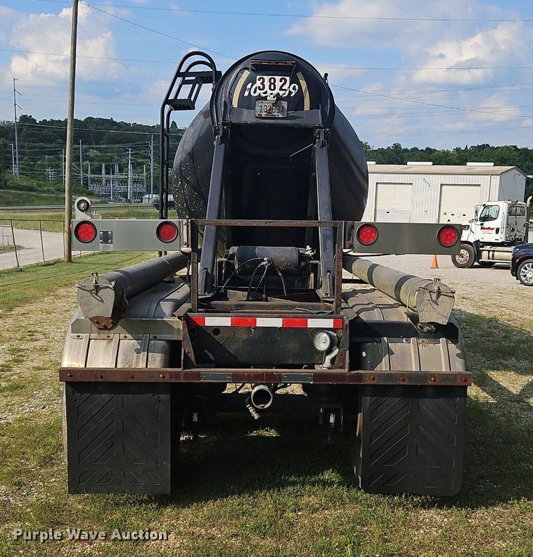 image for item OK9982 2000 Heil pneumatic dry bulk trailer