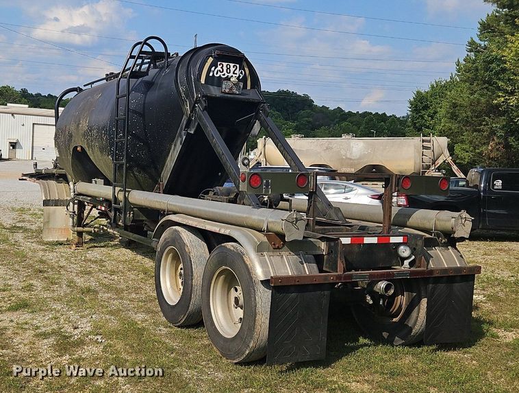 image for item OK9982 2000 Heil pneumatic dry bulk trailer