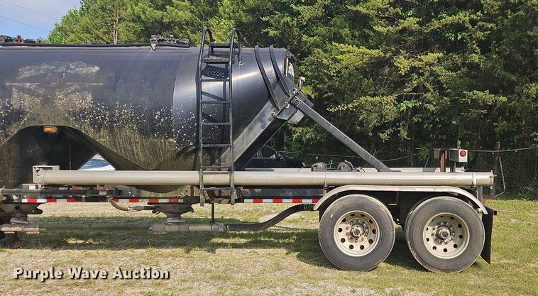 image for item OK9982 2000 Heil pneumatic dry bulk trailer