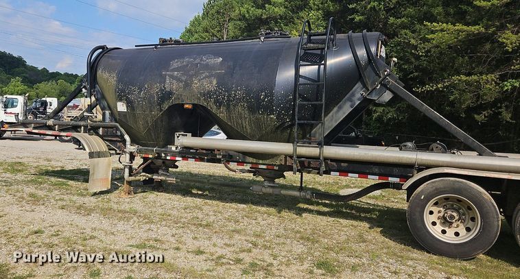 image for item OK9982 2000 Heil pneumatic dry bulk trailer