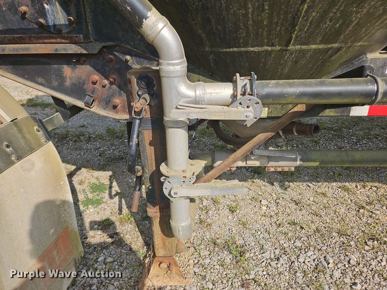 image for item OK9982 2000 Heil pneumatic dry bulk trailer