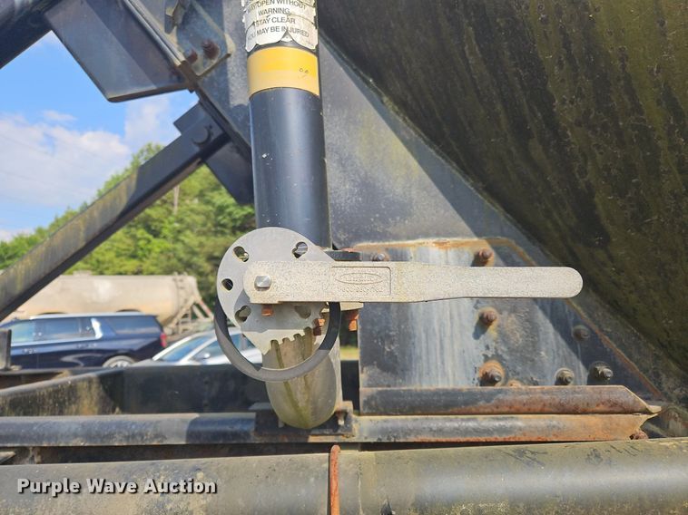 image for item OK9982 2000 Heil pneumatic dry bulk trailer