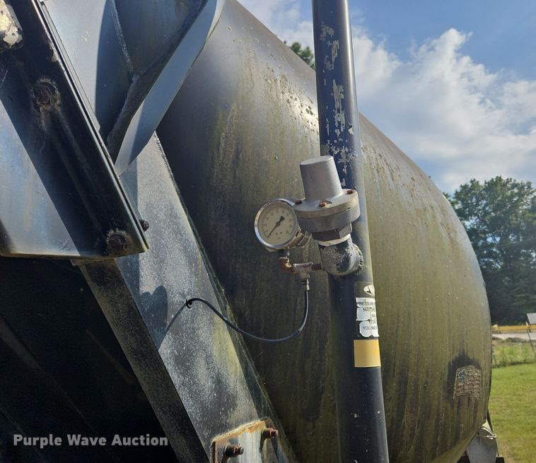 image for item OK9982 2000 Heil pneumatic dry bulk trailer