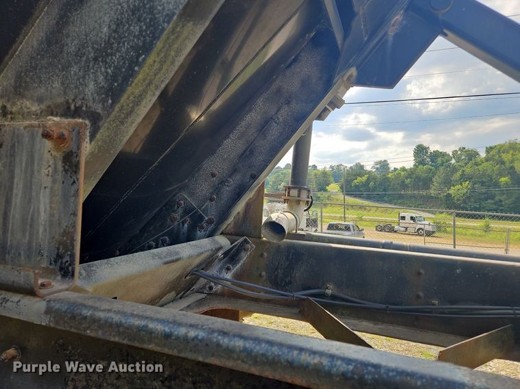 image for item OK9982 2000 Heil pneumatic dry bulk trailer