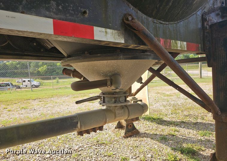 image for item OK9982 2000 Heil pneumatic dry bulk trailer