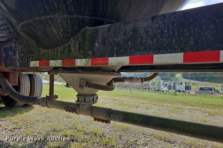 image for item OK9982 2000 Heil pneumatic dry bulk trailer