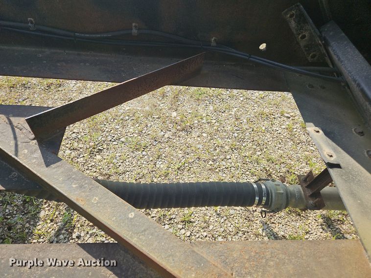 image for item OK9982 2000 Heil pneumatic dry bulk trailer