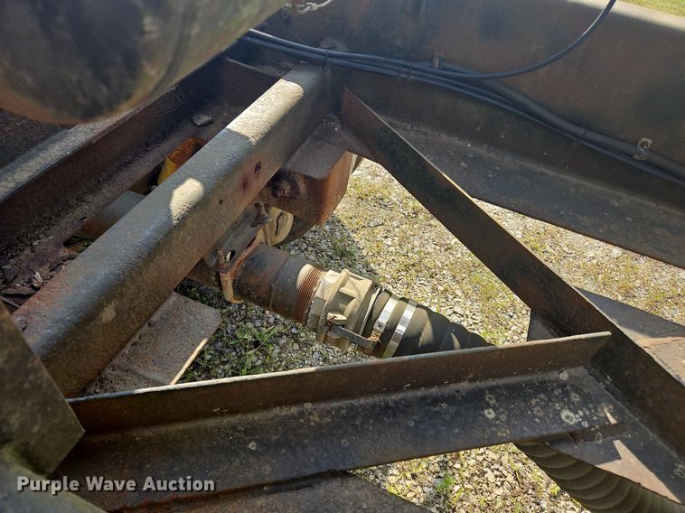 image for item OK9982 2000 Heil pneumatic dry bulk trailer