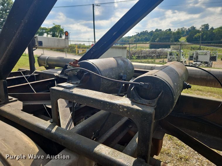 image for item OK9982 2000 Heil pneumatic dry bulk trailer