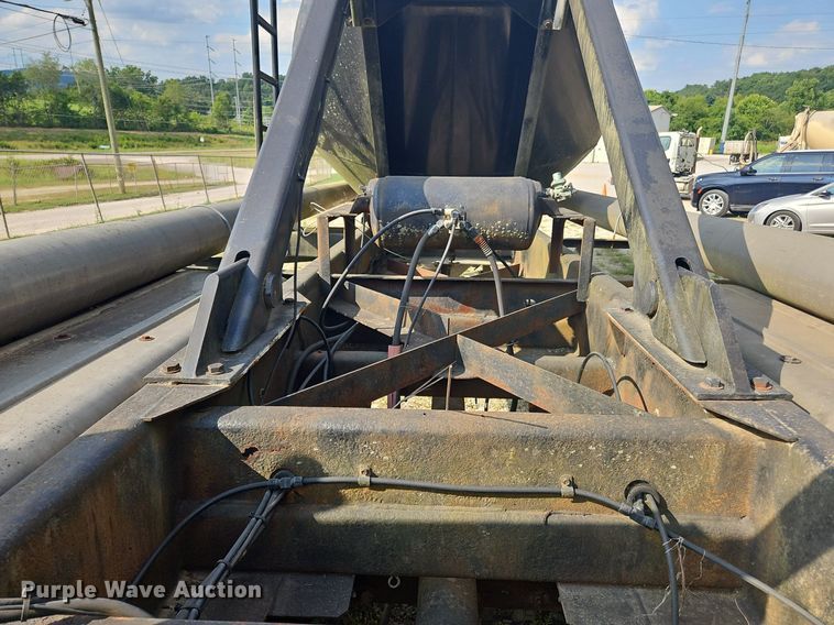 image for item OK9982 2000 Heil pneumatic dry bulk trailer