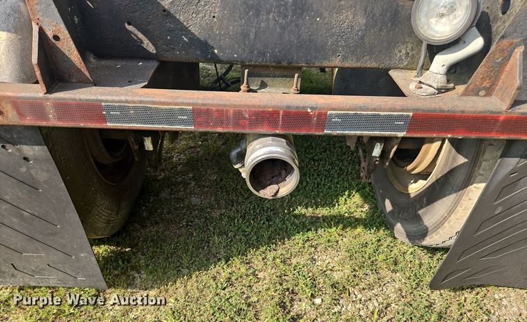 image for item OK9982 2000 Heil pneumatic dry bulk trailer