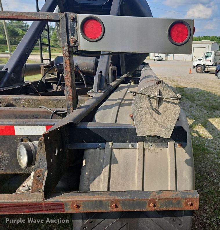 image for item OK9982 2000 Heil pneumatic dry bulk trailer