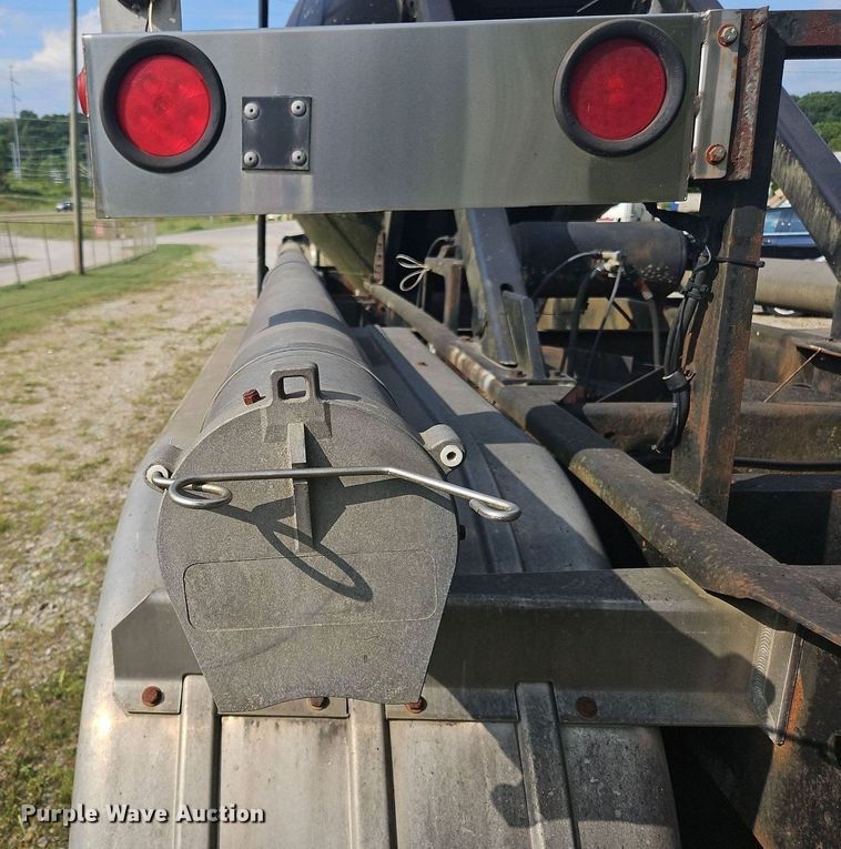 image for item OK9982 2000 Heil pneumatic dry bulk trailer