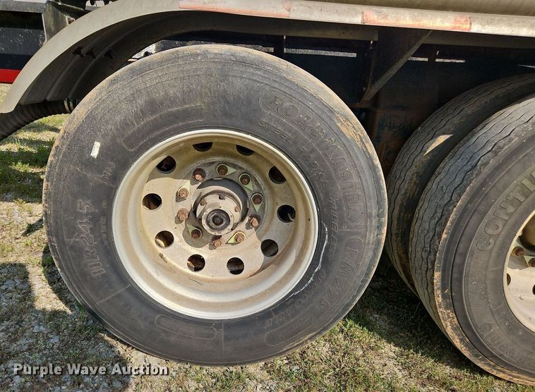 image for item OK9982 2000 Heil pneumatic dry bulk trailer