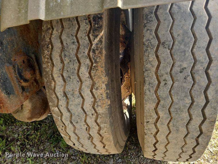 image for item OK9982 2000 Heil pneumatic dry bulk trailer