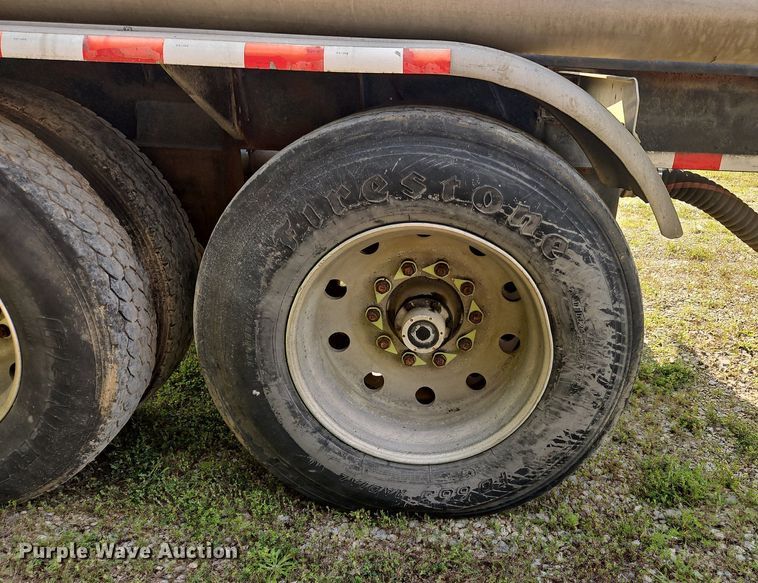 image for item OK9982 2000 Heil pneumatic dry bulk trailer