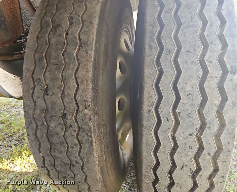 image for item OK9982 2000 Heil pneumatic dry bulk trailer