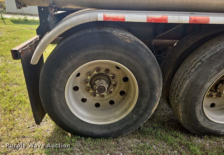 image for item OK9982 2000 Heil pneumatic dry bulk trailer