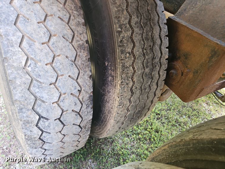 image for item OK9982 2000 Heil pneumatic dry bulk trailer