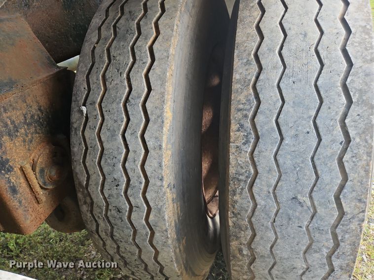 image for item OK9982 2000 Heil pneumatic dry bulk trailer