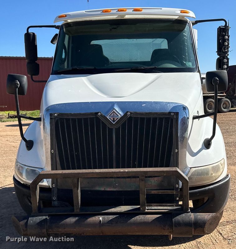 image for item OL9680 2007 International 8600 semi truck