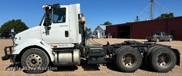 image for item OL9680 2007 International 8600 semi truck