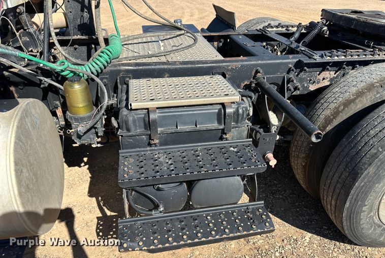 image for item OL9680 2007 International 8600 semi truck