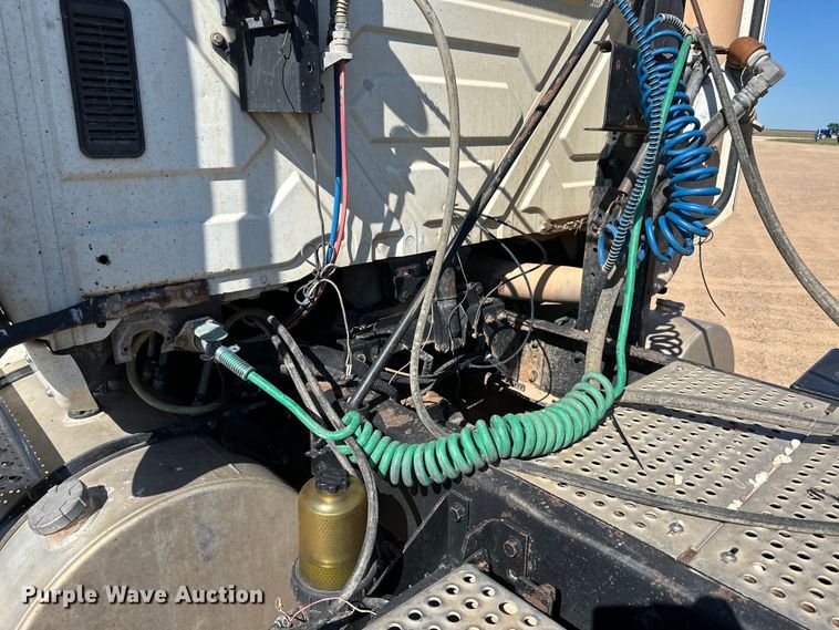 image for item OL9680 2007 International 8600 semi truck