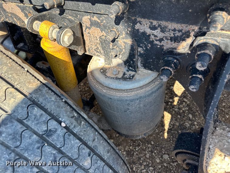 image for item OL9680 2007 International 8600 semi truck