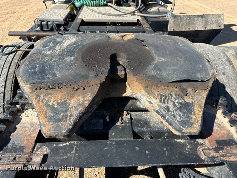 image for item OL9680 2007 International 8600 semi truck