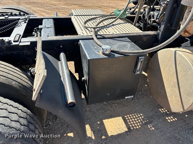 image for item OL9680 2007 International 8600 semi truck