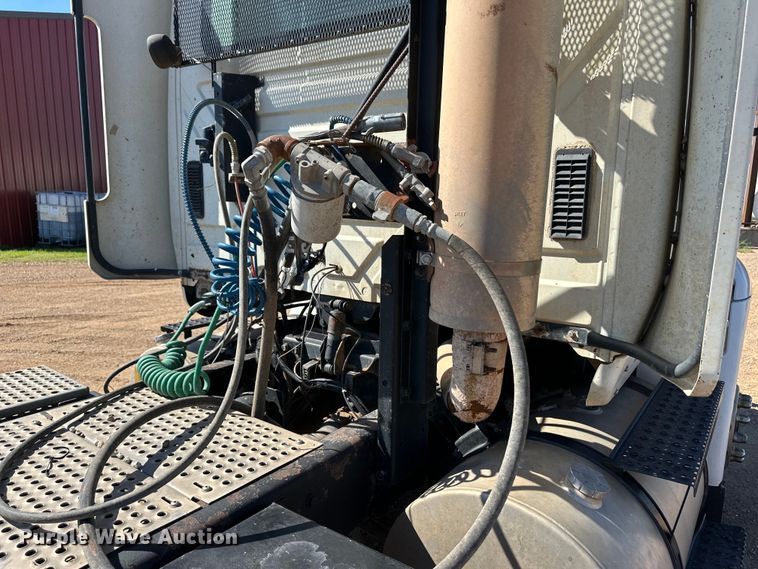 image for item OL9680 2007 International 8600 semi truck