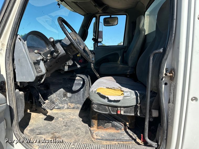 image for item OL9680 2007 International 8600 semi truck