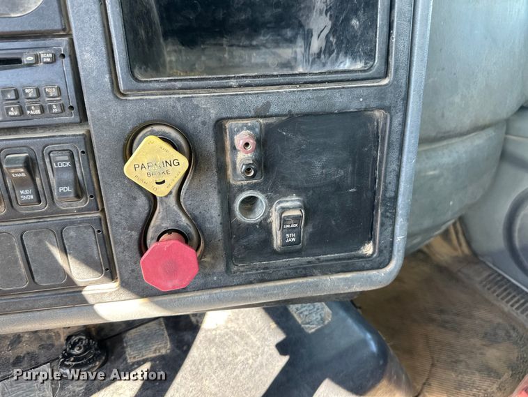 image for item OL9680 2007 International 8600 semi truck