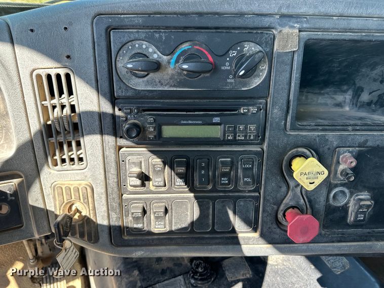 image for item OL9680 2007 International 8600 semi truck