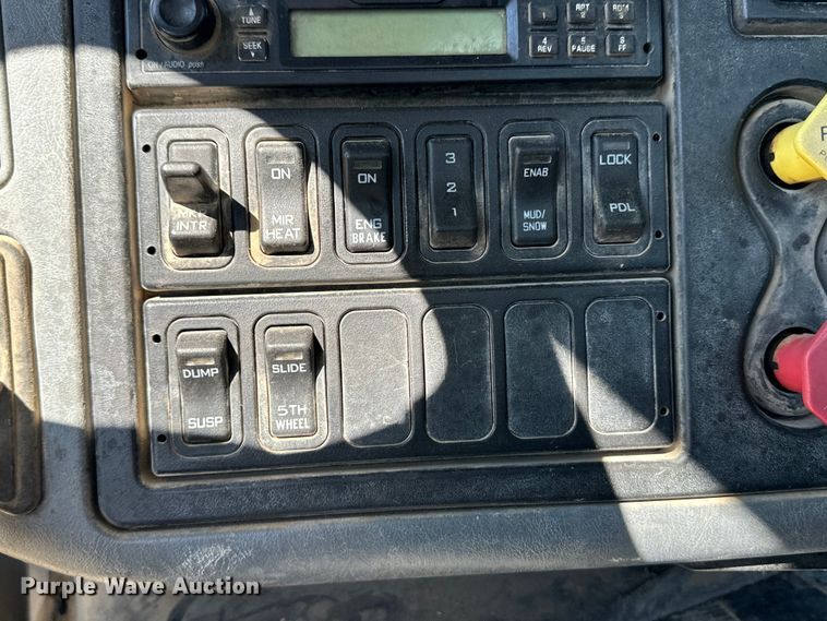 image for item OL9680 2007 International 8600 semi truck