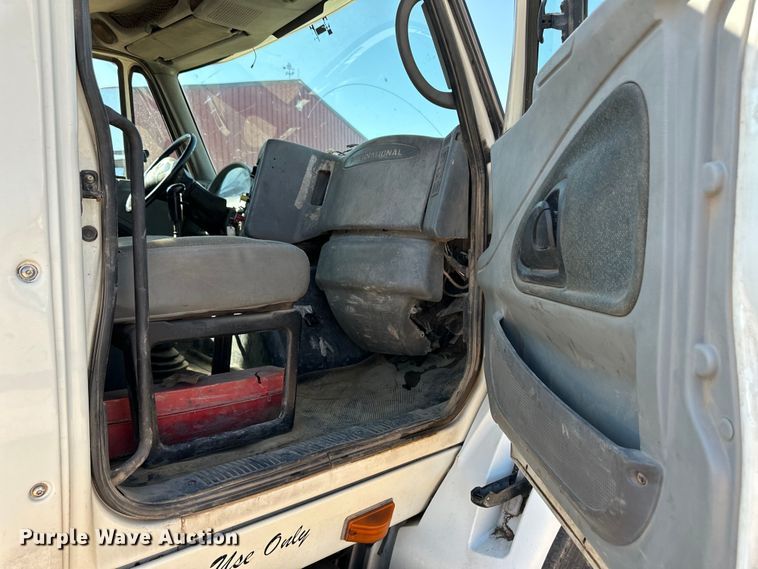 image for item OL9680 2007 International 8600 semi truck