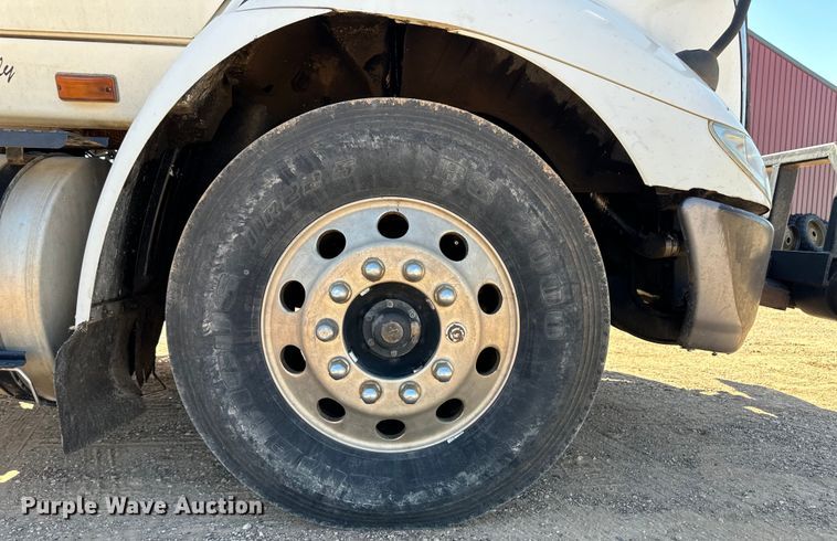 image for item OL9680 2007 International 8600 semi truck