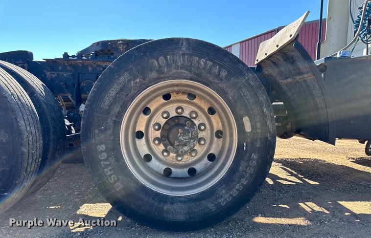 image for item OL9680 2007 International 8600 semi truck