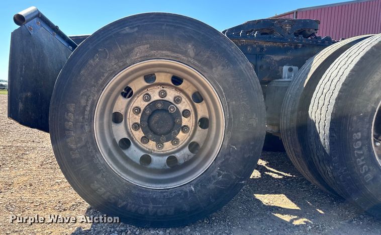 image for item OL9680 2007 International 8600 semi truck