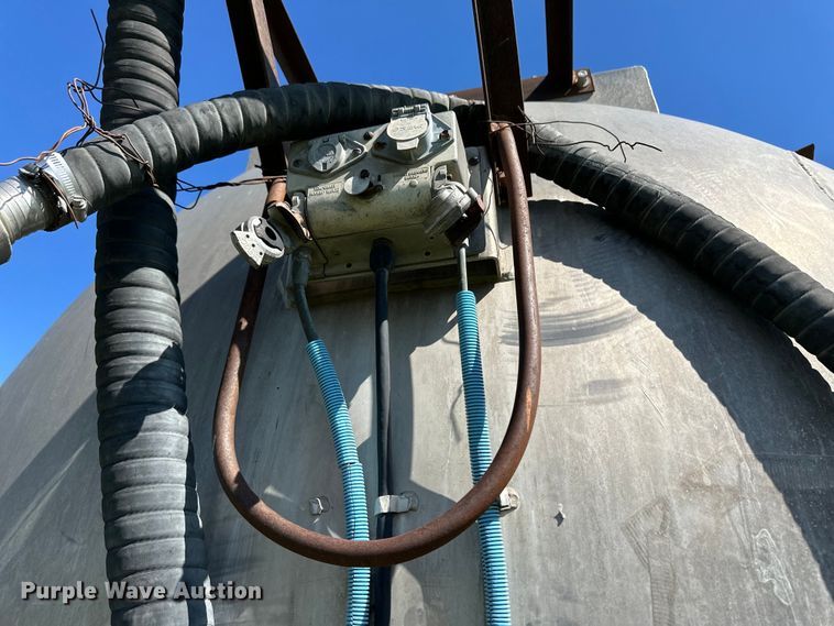 image for item OL9685 1976 Trailmaster tank trailer