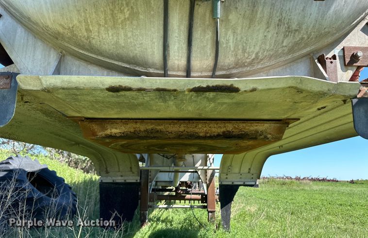 image for item OL9685 1976 Trailmaster tank trailer