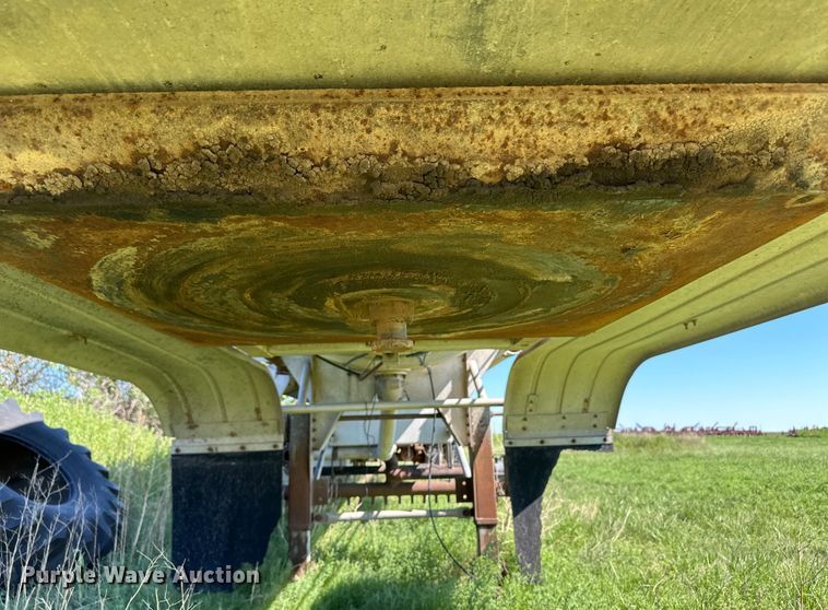 image for item OL9685 1976 Trailmaster tank trailer