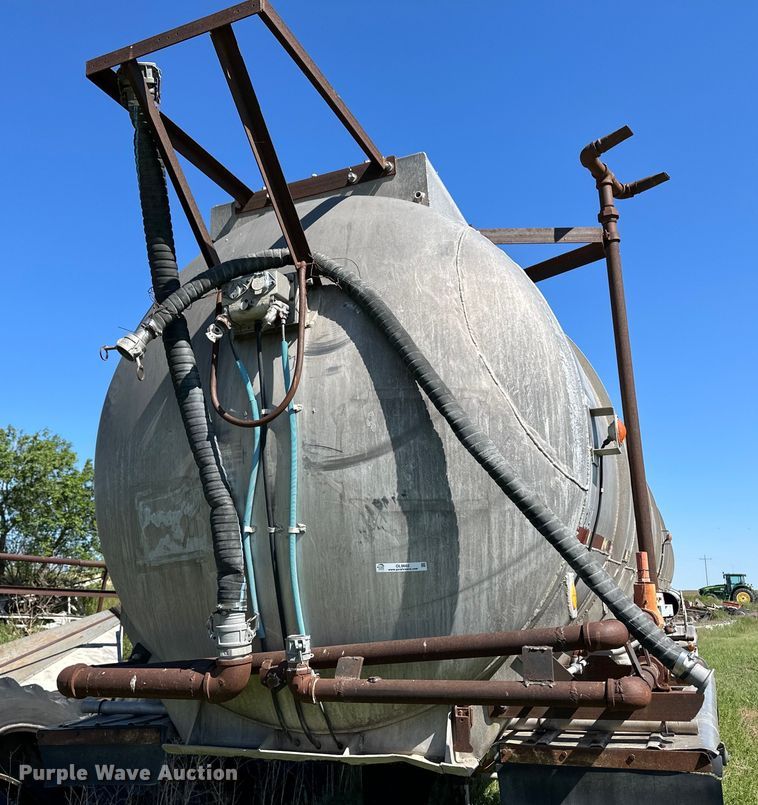 image for item OL9685 1976 Trailmaster tank trailer