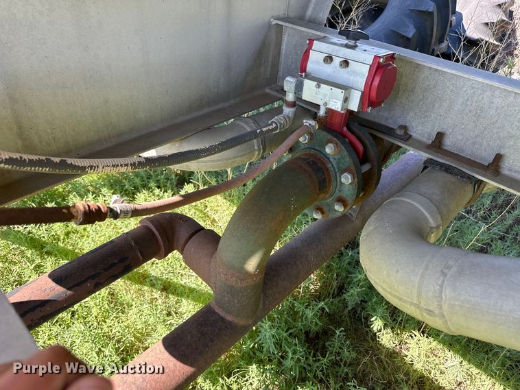 image for item OL9685 1976 Trailmaster tank trailer