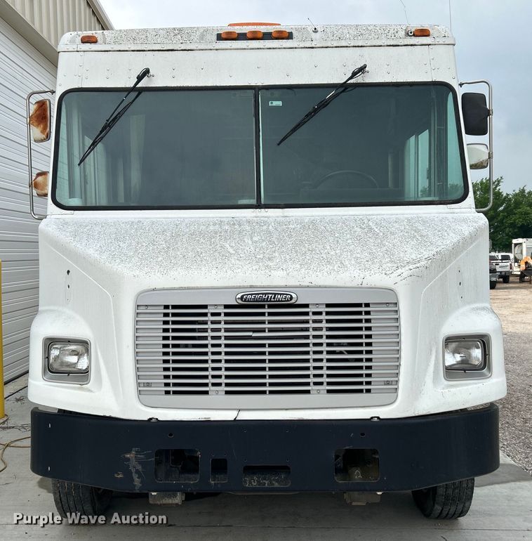 image for item DO1158 1999 Freightliner  MT45 delivery truck